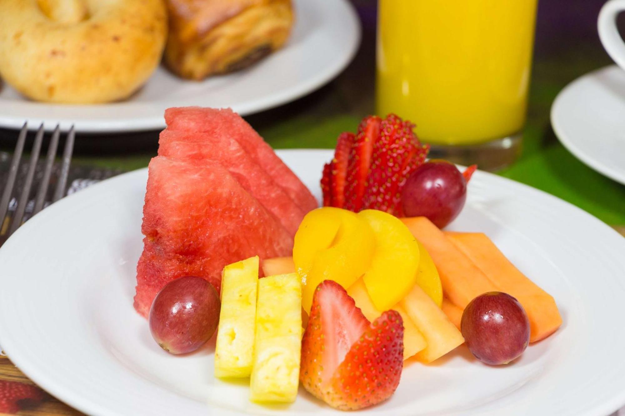 Sonesta Hotel Pereira Cerritos Exterior foto Fruit salad