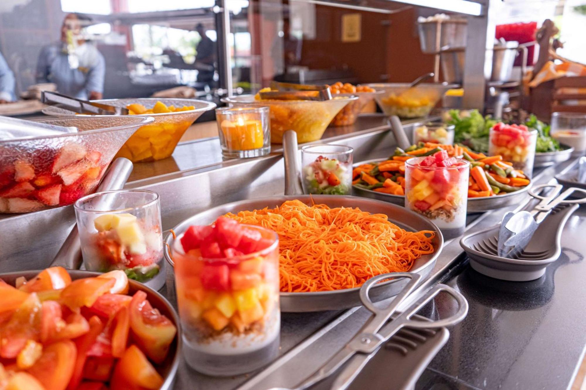 Sonesta Hotel Pereira Cerritos Exterior foto A salad bar