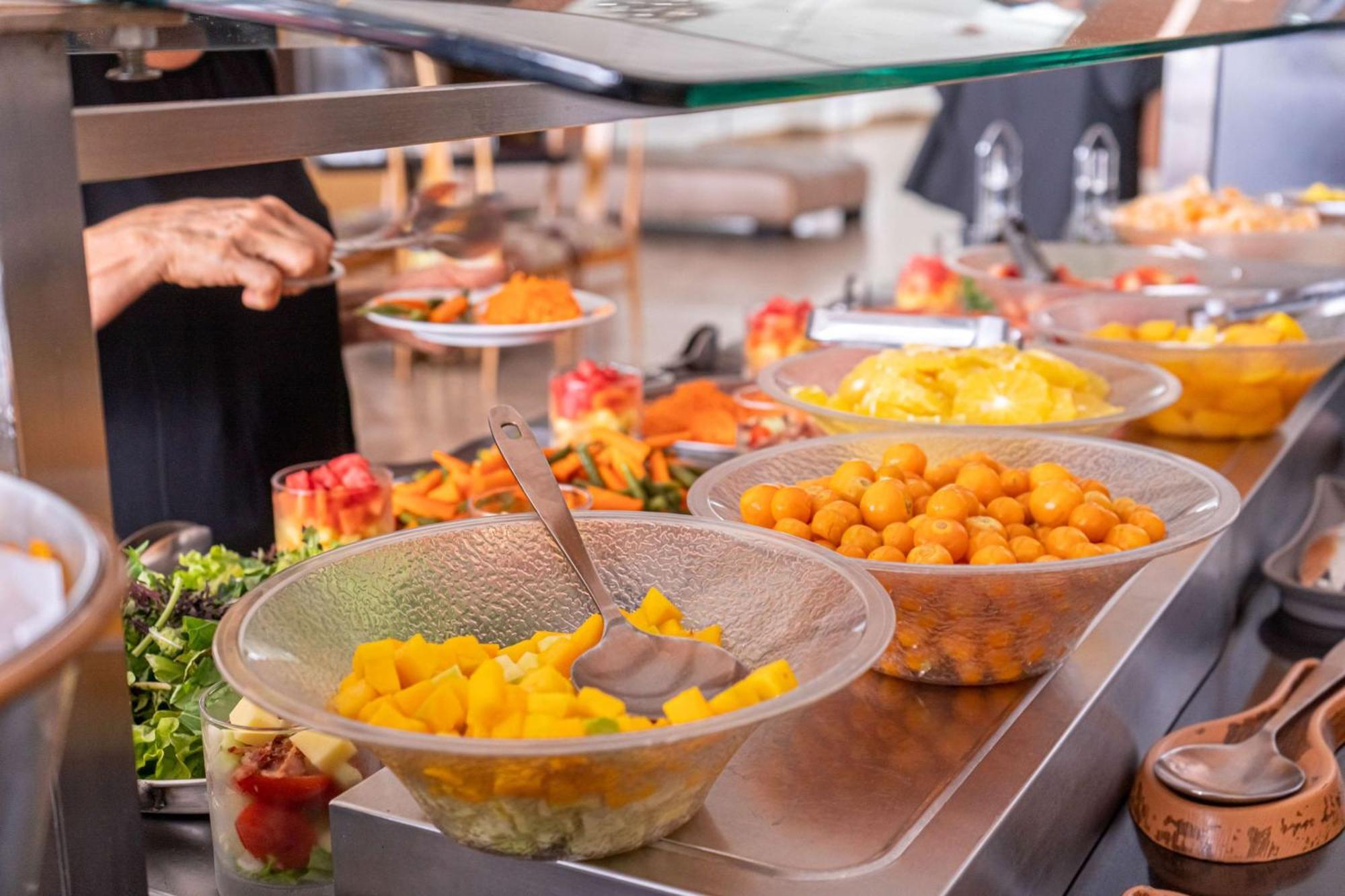 Sonesta Hotel Pereira Cerritos Exterior foto A salad bar