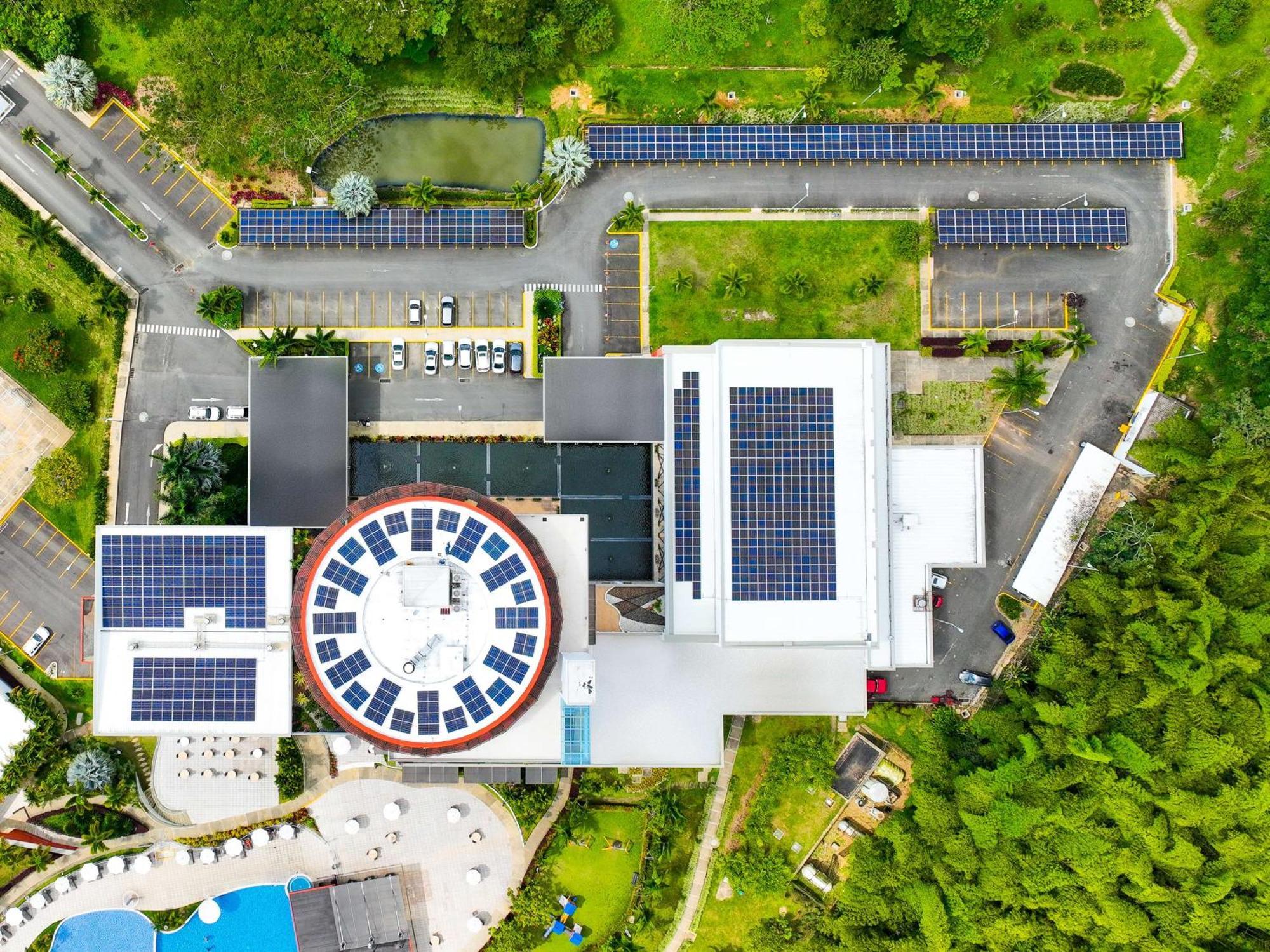 Sonesta Hotel Pereira Cerritos Exterior foto Solar panels on the roof of the school