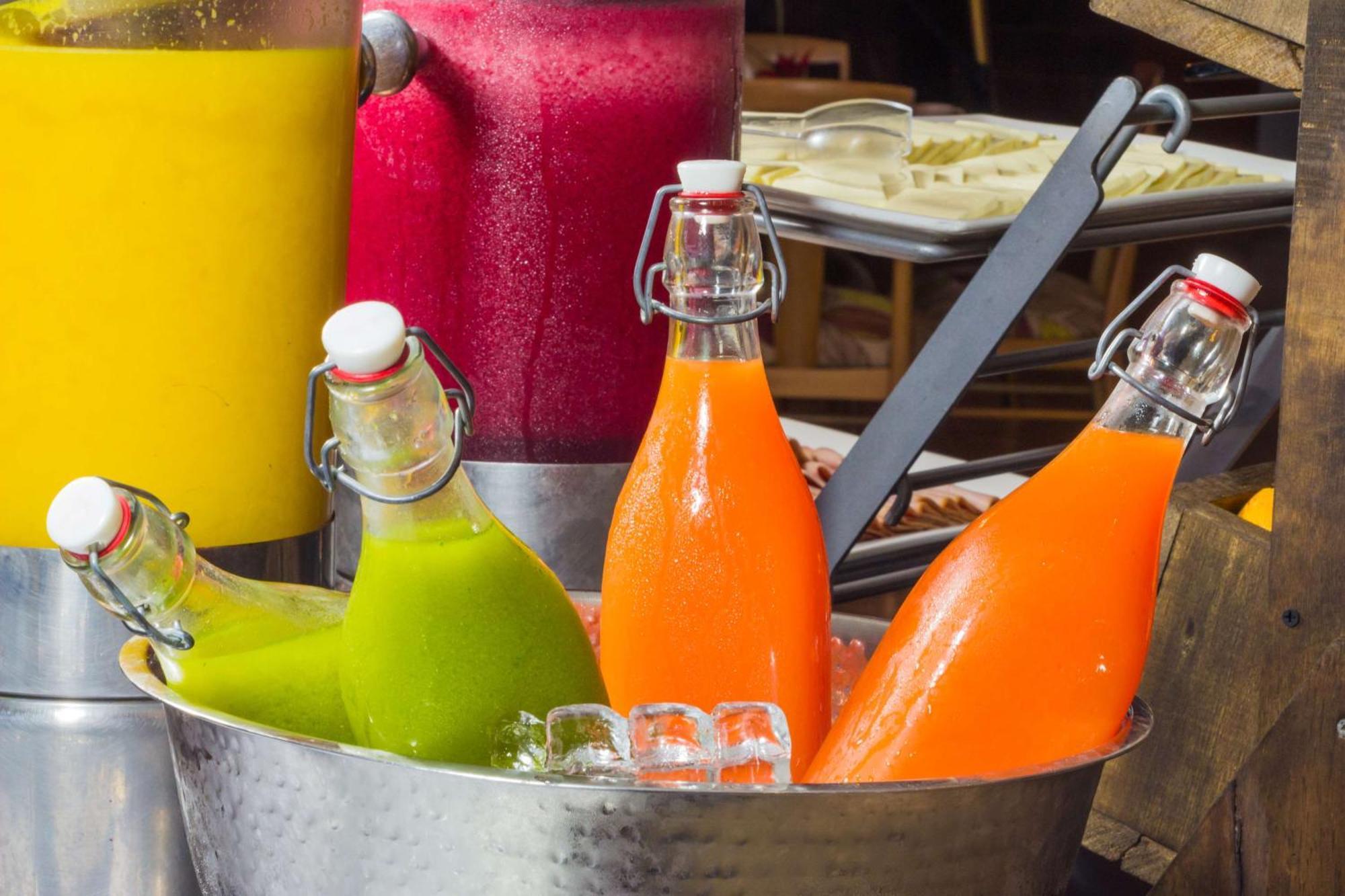 Sonesta Hotel Pereira Cerritos Exterior foto Bottles of fruit juice